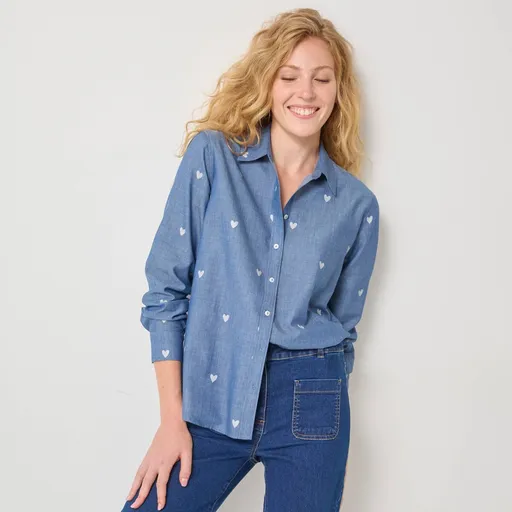 Košeľa zo šambré s potlačou sŕdc