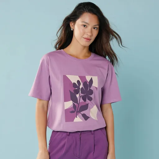 Tričko so stredovou potlačou, pre nižšiu postavu