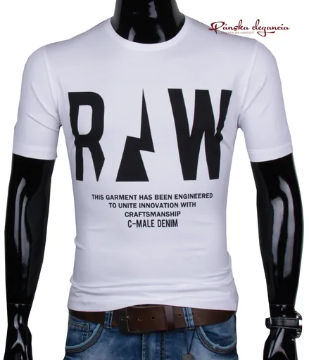 Biele tričko s nápismi.