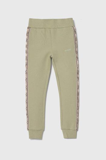 Detské tepláky Guess fialová farba, s nášivkou