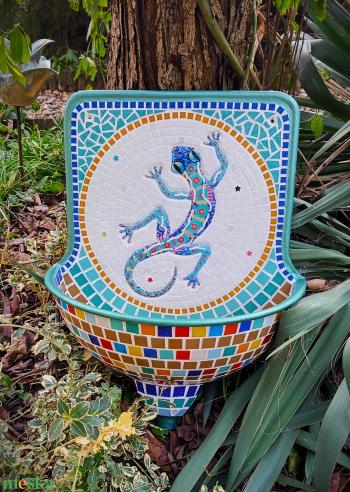 REKREDENC - Mozaik dizájn, felújított régi falikút, kút - gekkó