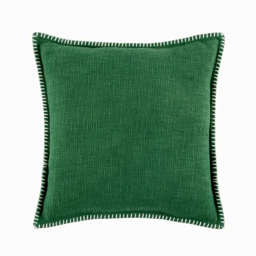 Jednofarebný vankúšik s textúrou zakončený
		ozdobným stehom