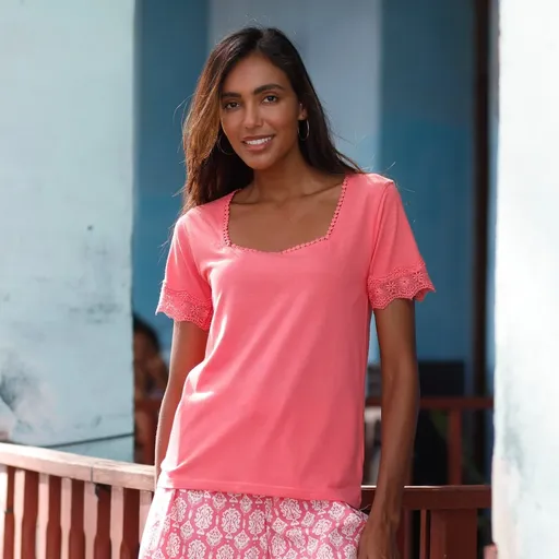 Tričko so štvorcovým výstrihom a čipkou