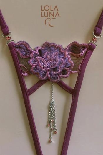 Fialové crotchless tangá s príveskom Priska