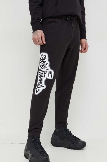 Tepláky Tommy Jeans čierna farba,s potlačou,DM0DM18376