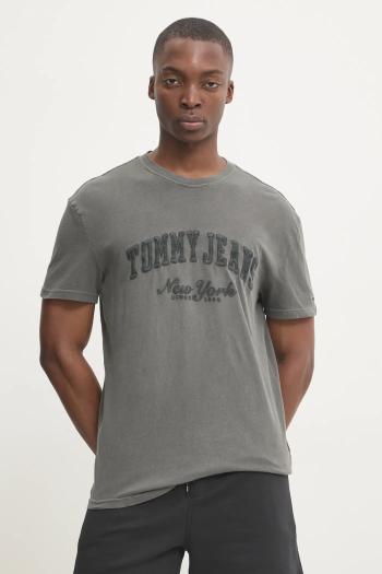 Bavlnené tričko Tommy Jeans pánske, šedá farba, s nášivkou, DM0DM20356