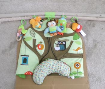 SKIP HOP Deka na hranie 5 hraček, vankúšik Treetop Friends green-brown 0m+