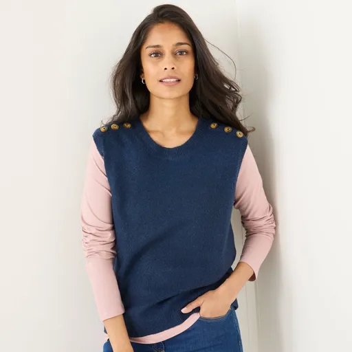 Vesta s gombíkmi na pleciach