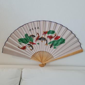 Biely dekoračný vejár na stenu s japonskými koi kaprami (60cm)