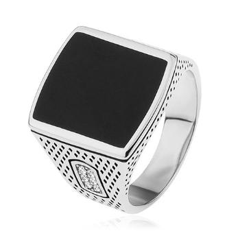 Prsteň zo striebra 925, obdĺžnik s čiernou glazúrou, gravírované ramená, zirkóny - Veľkosť: 63 mm