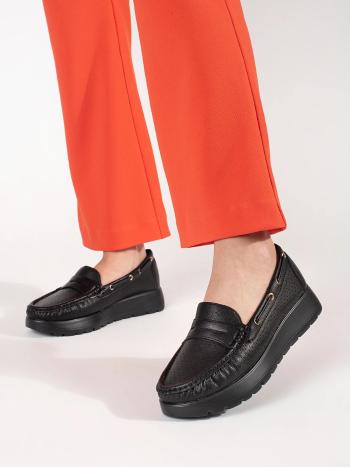 Trendy čierne dámske topánky na platforme