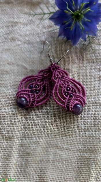Viola színű makramé fülbevaló