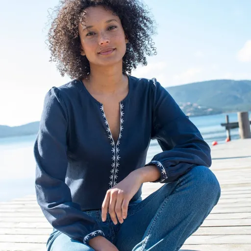 Jednofarebná blúzka s výšivkou a prestrihom vo výstrihu