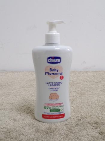 CHICCO Mlieko jemné telové s dávkovačom Baby Moments Sensitive 97 % prírodných zložiek 500 ml
