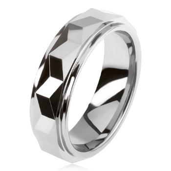 Volfrámový prsteň striebornej farby, geometricky brúsený vyvýšený pás - Veľkosť: 49 mm