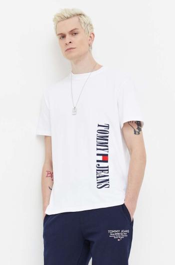 Bavlnené tričko Tommy Jeans pánsky,biela farba,s nášivkou,DM0DM18295