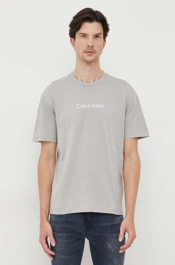 Bavlnené tričko Calvin Klein šedá farba,vzorované,K10K111346