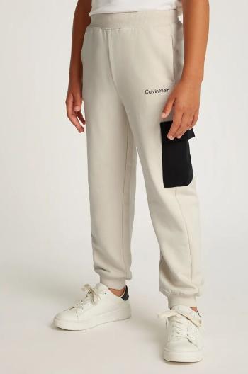 Detské bavlnené tepláky Calvin Klein Jeans BLOCK CARGO béžová farba, jednofarebné, IB0IB02349