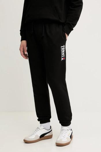 Bavlnené tepláky Tommy Jeans čierna farba, s potlačou, DM0DM22145