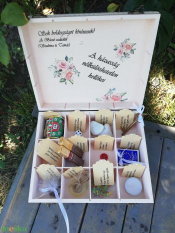 12 rekeszes ajándékátadó doboz esküvőre, fotótranszferrel a "belevalókkal". :-)