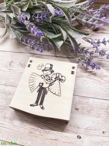 Esküvői gyűrűtartó dobozka - A férj karjaiban mintával