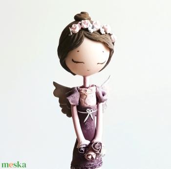 Csipkés angyal rózsacsokorral (34 cm magas)