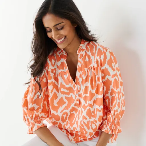 Blúzka s výstrihom na gombíky a potlačou