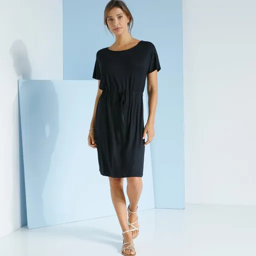 Jednofarebné krátke šaty s krátkymi rukávmi