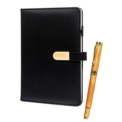 Darčeková sada – čierny zápisník A5 z prúžkovanou eko kožou a pero so zlatými detailmi