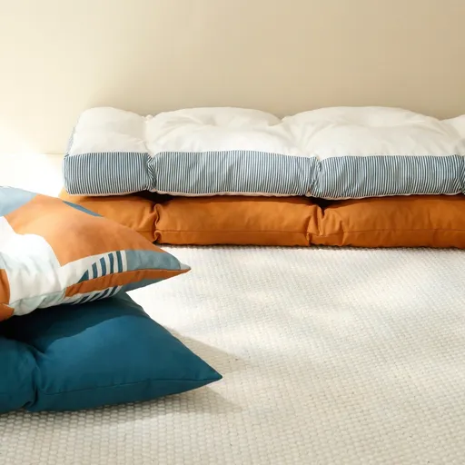 Dlhý vankúš na zem s pruhovanými detailmi