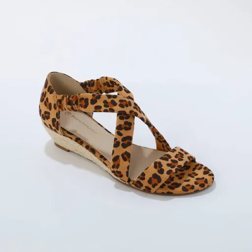 Sandále s leopardím vzorom na klinovom podpätku