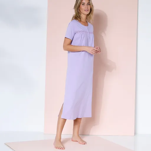 Jednofarebná dlhá nočná košeľa s krátkymi rukávmi a macramé