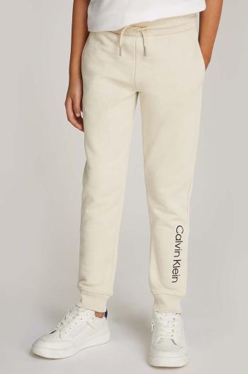 Detské bavlnené tepláky Calvin Klein Jeans REGULAR JOGGER béžová farba, s potlačou, IU0IU00681