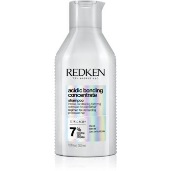 Redken Acidic Bonding Concentrate posilňujúci šampón na slabé vlasy 300 ml