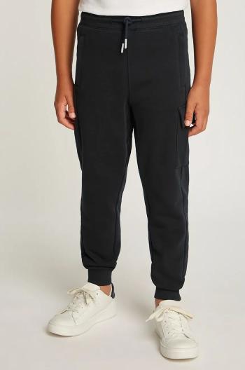 Detské bavlnené tepláky Calvin Klein Jeans RELAXED TAPERED LEG CARGO čierna farba, jednofarebné, IB0IB02409