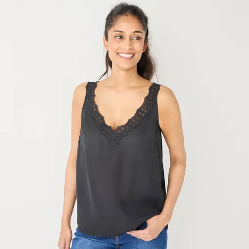 Jednofarebný top s výstrihom do V a čipkou