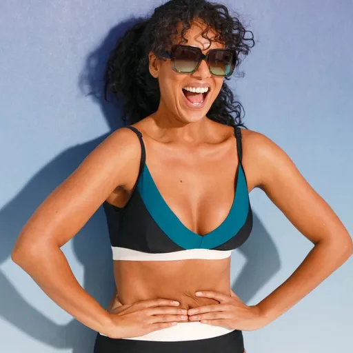 Plavková podprsenka s colorblock dizajnom s pevnými košíkmi