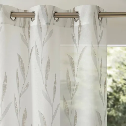 Voálová záclona s potlačou rastlín zakončená očkami