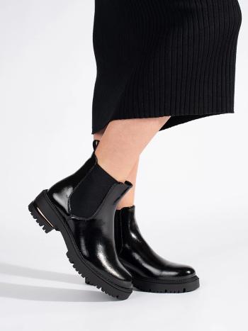 Trendy dámske členkové topánky čierne s plochým podpätkom