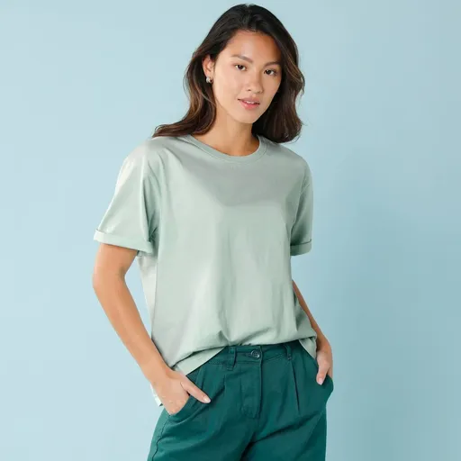 Jednofarebné tričko s krátkymi rukávmi pre nižšiu postavu