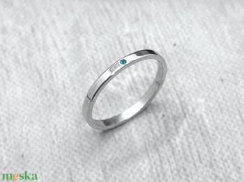 Fehérarany gyűrű smaragddal (14K)