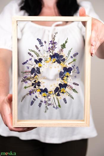 Vegyes virágkoszorú natúr fa keretben 21 x 38 x 4.4 cm