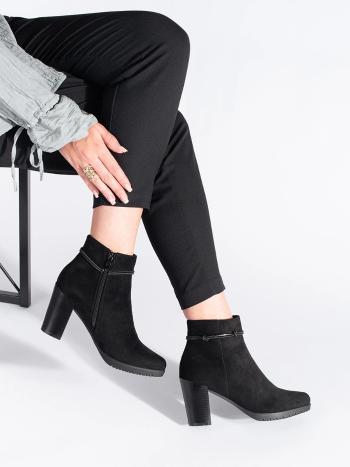Trendy dámske členkové topánky čierne s plochým podpätkom