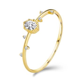 Prsteň zo žltého 14K zlata - číry ovál s vrúbkovaným okrajom, drobné zirkóniky - Veľkosť: 49 mm