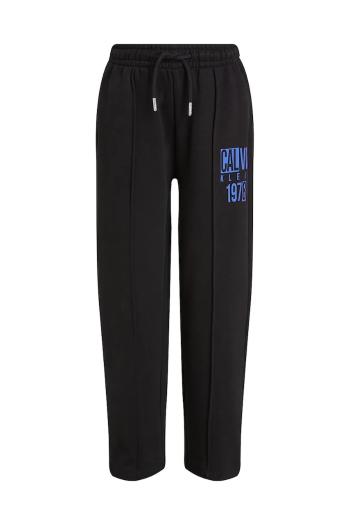 Detské bavlnené tepláky Calvin Klein Jeans čierna farba, s potlačou, IB0IB02483