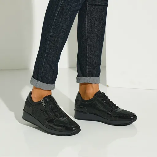 Tenisky z lakovanej kože, na klinovej podrážke, certifikát LWG