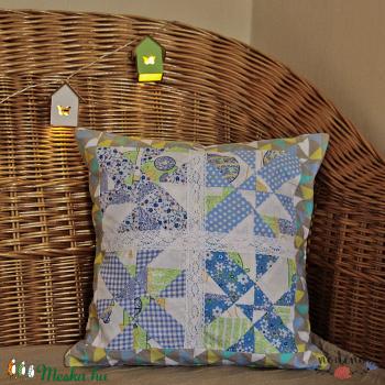 Kék patchwork párnahuzat csipkével, díszpárna (39 x 39 cm)