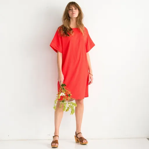 Rovné jednofarebné šaty so štruktúrou