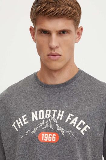 Tričko The North Face Tee Varsity Graphic pánske, šedá farba, s potlačou, NF0A89DGDYY1