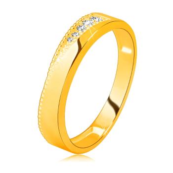 Obrúčka zo žltého 14K zlata - zirkóny čírej farby v trojuholníkovom záreze, drobné bodky - Veľkosť: 58 mm